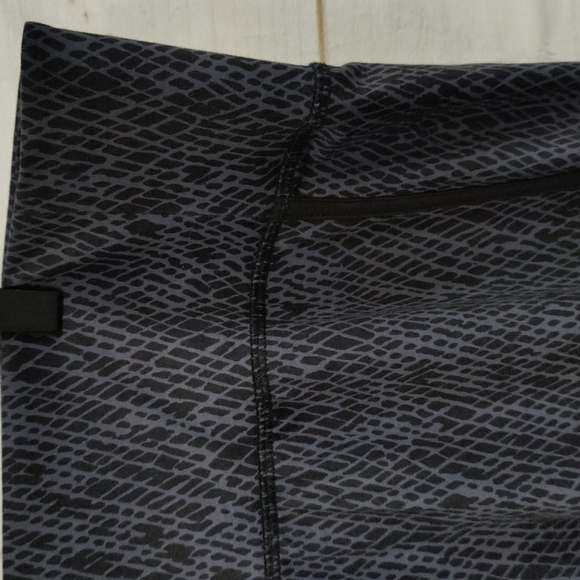 Livi Active Plus Size Cropped Leggings High Rise Wide Waist Black & Grey Design - Picture 3 of 11